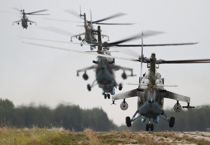 Bốn chiếc Mi-24 cất cánh thực hiện nhiệm vụ